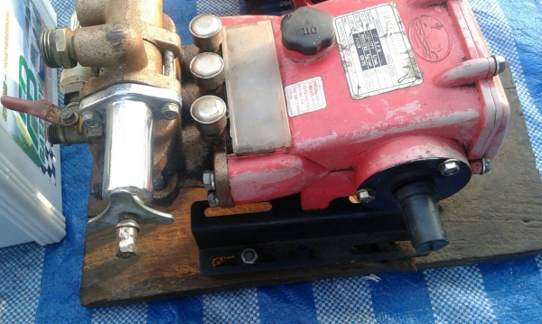 เครื่องฉีดยา 3 สูบพร้อมแท่น เครื่องฉีดยา 3 สูบพร้อมแท่น