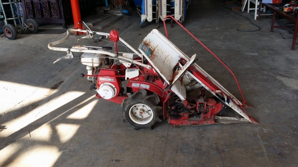 รถเกี่ยวข้าวเดินตามแบบมัดข้าวในตัว KUBOTA  รุ่น  HE306A เก่าญี่ปุ่น เกี่ยวมัด 1 แถว 2 ล้อ     เครื่งยนต์ขนาด 5.2 แรง