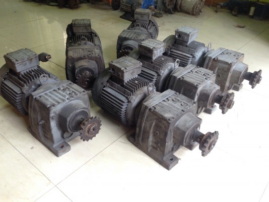 ( เหลือ 2 ตัวครับ )ขายมอเตอร์เกียร์ Sew eurodrive 1.5HP. 380V อัตราทด 1:37 เพลาออกประมาณ 38รอบต่อนาที สภาพสวยเดิมๆ วิ่งนิ่ม พร้อมใช้งาน มี 6ตัวครับ