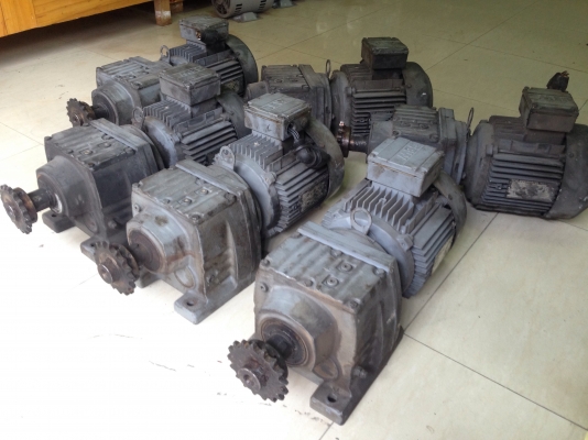 ( เหลือ 2 ตัวครับ )ขายมอเตอร์เกียร์ Sew eurodrive 1.5HP. 380V อัตราทด 1:37 เพลาออกประมาณ 38รอบต่อนาที สภาพสวยเดิมๆ วิ่งนิ่ม พร้อมใช้งาน มี 6ตัวครับ