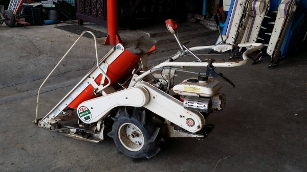 รถเกี่ยวข้าวเดินตามแบบมัดข้าวในตัว KUBOTA  รุ่น ZE30A-M เก่าญี่ปุ่น เกี่ยวมัด 1 แถว 2 ล้อ     ใช้งานง่าย  สภาพสวย