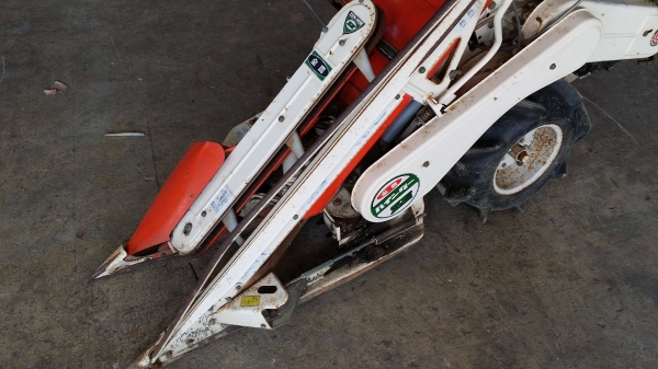 รถเกี่ยวข้าวเดินตามแบบมัดข้าวในตัว KUBOTA  รุ่น ZE30A-M เก่าญี่ปุ่น เกี่ยวมัด 1 แถว 2 ล้อ     ใช้งานง่าย  สภาพสวย