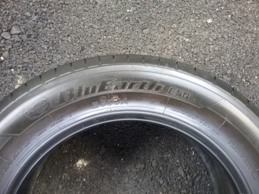 ยางYOKOHAMA 175 65R15 ปี2014 สภาพสวยมากๆดอกเยอะมากๆไม่มีปะ