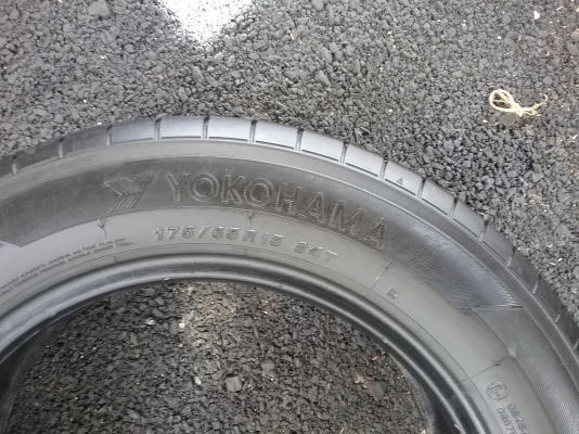 ยางYOKOHAMA 175 65R15 ปี2014 สภาพสวยมากๆดอกเยอะมากๆไม่มีปะ