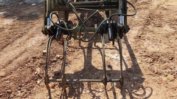 ขาย รถคีบอ้อยพร้อมใช้งาน รถไถ FORD 6600 เสื้อลาย ติดคีบกลกิจขาคู่ เอกสารเล่มทะเบียนครบ ราคาต่อรองได้ครับ ขาย รถคีบอ้อยพร้อมใช้งาน รถไถ FORD 6600 เสื้อลาย ติดคีบกลกิจขาคู่ เอกสารเล่มทะเบียนครบ ราคาต่อรองได้ครับ