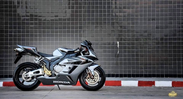 Honda Cbr1000RR 2005 ทะเบียนพร้อมโอน ภาษีไม่ขาดต่อ