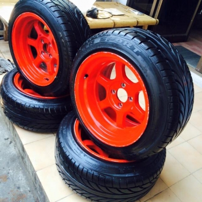 ล้อซิ่ง ขอบ 15&rdquo; หน้ากว้าง  8&rdquo; หลังกว้าง  9&rdquo;  ET 0 พร้อมยาง Achilles ES 195-55R15 ปี 12 สภาพดีสวยๆ  ขาย 9,800 บาท สนใจโทร 062-121-9299 088-022-3848