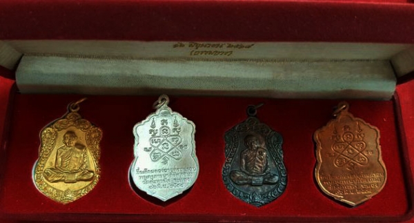 หลวงปู่ทิม วัดละหารไร่ จ.ระยอง เหรียญเสมา สร้างปี 2518 กล่องเดิม หลวงปู่ทิม วัดละหารไร่ จ.ระยอง เหรียญเสมา สร้างปี 2518 กล่องเดิม