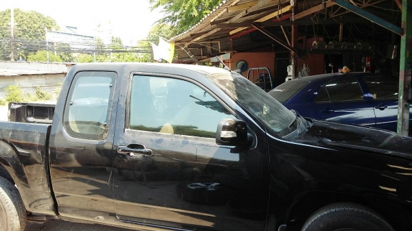 ขายด่วนครับ Chevrolet Colorado Extended Cab 2.5 ปี 52 สีดำ รถสวยครับพร้อมใช้งาน