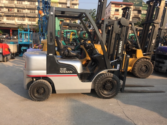 รถยกนิสสัน รุ่นรองล่าสุด น้ำหนักยก 2.5 ตัน เสาสูง 3 เมตร เครื่องดีเซล เกียร์ออโต้