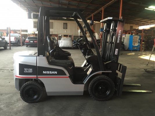 รถยกนิสสัน รุ่นล่าสุด น้ำหนักยก 2.5 ตัน เสาสูง 4.50 เมตรเข้าตู้ แผงงาสไลด์ เครื่องดีเซล เกียร์ออโต้