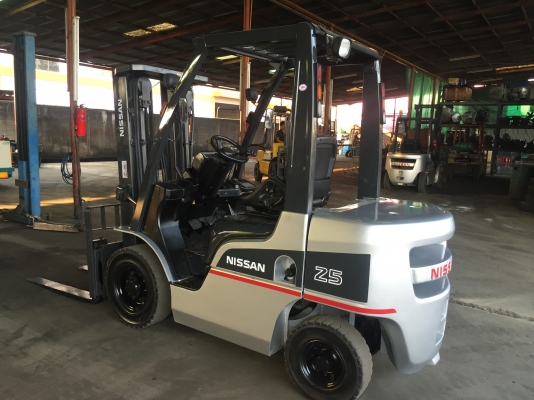 รถยกนิสสัน รุ่นล่าสุด น้ำหนักยก 2.5 ตัน เสาสูง 4.50 เมตรเข้าตู้ แผงงาสไลด์ เครื่องดีเซล เกียร์ออโต้