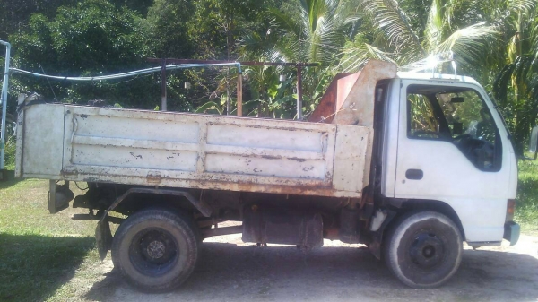 รถอีซุซุ 6 ล้อดั้ม KS11 - เปลื่ยนเครื่อง 100 แรงม้า.  ปี 38.    สนใจติดต่อ  081 - 6079515