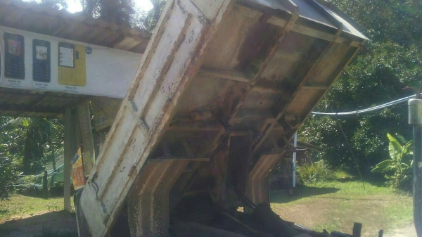 รถอีซุซุ 6 ล้อดั้ม KS11 - เปลื่ยนเครื่อง 100 แรงม้า.  ปี 38.    สนใจติดต่อ  081 - 6079515