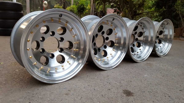 ขายล้อแม็กใหม่ ลายหยดน้ำหมุดทอง ขอบ15 4วง ราคา 10,000 บาท