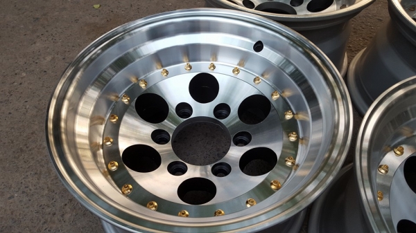 ขายล้อแม็กใหม่ ลายหยดน้ำหมุดทอง ขอบ15 4วง ราคา 10,000 บาท