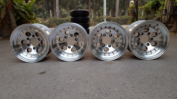 ขายล้อแม็กใหม่ ลายหยดน้ำหมุดทอง ขอบ15 4วง ราคา 10,000 บาท