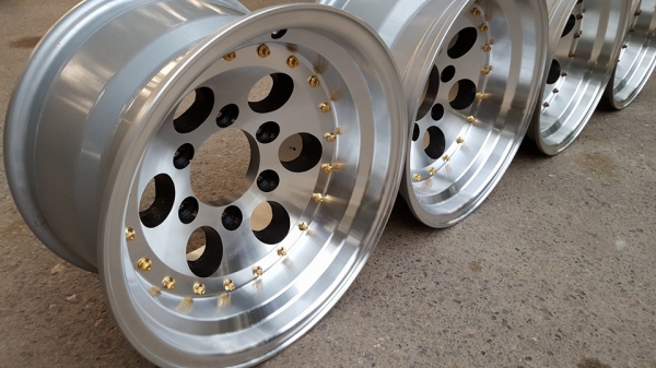 ขายล้อแม็กใหม่ ลายหยดน้ำหมุดทอง ขอบ15 4วง ราคา 10,000 บาท