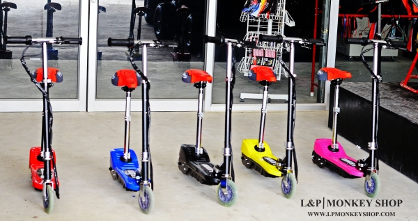Scooter ไฟฟ้า ‪＃&lrm;ล็อตใหม่‬ เข้ามาแล้วจ้าา มี 5 สีให้เลือก สีฟ้า สีเหลือง สีดำ สีแดง สีชมพู รับน้ำหนั