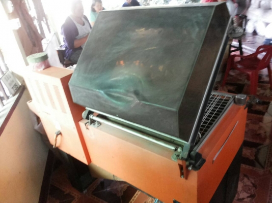 เครื่องซีลแพ็คและเป่าลมร้อนให้พลาสติกหดรัดให้แน่น ยี่ห้อ Alpha-Pack ใส่ม้วนพลาสติกที่จะแพ็คที่ด้านท้าย