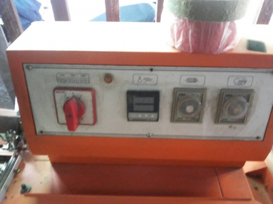 เครื่องซีลแพ็คและเป่าลมร้อนให้พลาสติกหดรัดให้แน่น ยี่ห้อ Alpha-Pack ใส่ม้วนพลาสติกที่จะแพ็คที่ด้านท้าย