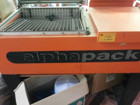 เครื่องซีลแพ็คและเป่าลมร้อนให้พลาสติกหดรัดให้แน่น ยี่ห้อ Alpha-Pack ใส่ม้วนพลาสติกที่จะแพ็คที่ด้านท้าย