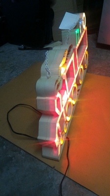 ไฟประดับตกแต่งทำเป็นรูปทรงรถไฟกระพริบมีลูกเล่นต่างๆ ใว้ตกแต่งภายในร้านตัวอาคารให้เป็นจุดเด่นน่าสนใน