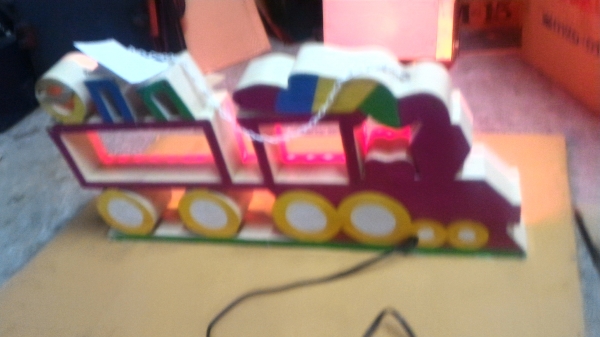 ไฟประดับตกแต่งทำเป็นรูปทรงรถไฟกระพริบมีลูกเล่นต่างๆ ใว้ตกแต่งภายในร้านตัวอาคารให้เป็นจุดเด่นน่าสนใน