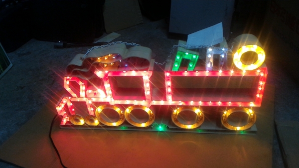 ไฟประดับตกแต่งทำเป็นรูปทรงรถไฟกระพริบมีลูกเล่นต่างๆ ใว้ตกแต่งภายในร้านตัวอาคารให้เป็นจุดเด่นน่าสนใน