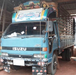 ISUZU NPR 115 HP 4BD1 รถบรรทุกหกล้อ กระบะเหล็กคอกไม้ความยาว 4.30 เมตรสภาพสวยดีพร้อมบรรทุกได้เลย เครื่องยนต์เทอร์โบแน่นแรงดีไม่มีแตกเยิ้ม ภายในเก๋งคอนโซลครบพร้อม พวงมาลัยเพาเวอร์ ช่วงล่างใหญ่คัชซีไม่แตกบวม ติด F หน้า F หลังครบพร้อม ยาง 8.25 ขอบ 16 สภาพดีปร