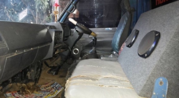 ISUZU NPR 115 HP 4BD1 รถบรรทุกหกล้อ กระบะเหล็กคอกไม้ความยาว 4.30 เมตรสภาพสวยดีพร้อมบรรทุกได้เลย เครื่องยนต์เทอร์โบแน่นแรงดีไม่มีแตกเยิ้ม ภายในเก๋งคอนโซลครบพร้อม พวงมาลัยเพาเวอร์ ช่วงล่างใหญ่คัชซีไม่แตกบวม ติด F หน้า F หลังครบพร้อม ยาง 8.25 ขอบ 16 สภาพดีปร ISUZU NPR 115 HP 4BD1 รถบรรทุกหกล้อ กระบะเหล็กคอกไม้ความยาว 4.30 เมตรสภาพสวยดีพร้อมบรรทุกได้เลย เครื่องยนต์เทอร์โบแน่นแรงดีไม่มีแตกเยิ้ม ภายในเก๋งคอนโซลครบพร้อม พวงมาลัยเพาเวอร์ ช่วงล่างใหญ่คัชซีไม่แตกบวม ติด F หน้า F หลังครบพร้อม ยาง 8.25 ขอบ 16 สภาพดีปร