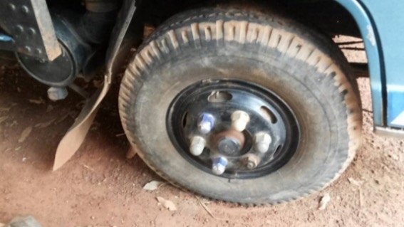 ISUZU NPR 115 HP 4BD1 รถบรรทุกหกล้อ กระบะเหล็กคอกไม้ความยาว 4.30 เมตรสภาพสวยดีพร้อมบรรทุกได้เลย เครื่องยนต์เทอร์โบแน่นแรงดีไม่มีแตกเยิ้ม ภายในเก๋งคอนโซลครบพร้อม พวงมาลัยเพาเวอร์ ช่วงล่างใหญ่คัชซีไม่แตกบวม ติด F หน้า F หลังครบพร้อม ยาง 8.25 ขอบ 16 สภาพดีปร ISUZU NPR 115 HP 4BD1 รถบรรทุกหกล้อ กระบะเหล็กคอกไม้ความยาว 4.30 เมตรสภาพสวยดีพร้อมบรรทุกได้เลย เครื่องยนต์เทอร์โบแน่นแรงดีไม่มีแตกเยิ้ม ภายในเก๋งคอนโซลครบพร้อม พวงมาลัยเพาเวอร์ ช่วงล่างใหญ่คัชซีไม่แตกบวม ติด F หน้า F หลังครบพร้อม ยาง 8.25 ขอบ 16 สภาพดีปร