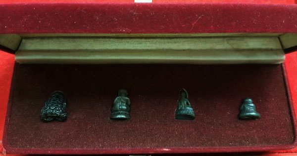 หลวงปู่ทิม วัดละหารไร่ พระปิดตายันต์ยุ่ง พระสังกะจาย พระชัยวัฒน์ พระปิดตาปุ้มปุ้ย 4 องค์ เก่าสวยกล่องเดิม