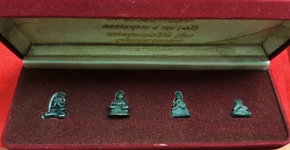 หลวงปู่ทิม วัดละหารไร่ พระปิดตายันต์ยุ่ง พระสังกะจาย พระชัยวัฒน์ พระปิดตาปุ้มปุ้ย 4 องค์ เก่าสวยกล่องเดิม