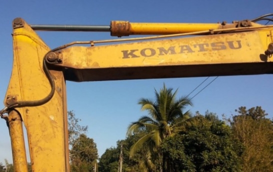 KOMATSU PC 80-3 เครื่องยนต์เดิมๆปั๊มเดิมสภาพดีพร้อมทำงานได้เลยครับ ภายในห้องเก๋งสะอาดสวย คอนโทรลยาว อุปกรณ์ภายในครบพร้อม ขับง่ายใช้งานได้เร็วดีไม่โหลดครับ ภายนอกบอดี้สวยๆ บูมอาร์มมีปะบ้างเล็กน้อยครับพร้อมใช้งานได้ดี ช่วงล่างแน่นเต็มดี เอวแน่น โรลเลอร์ใบแท