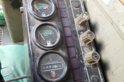 KOMATSU PC 80-3 เครื่องยนต์เดิมๆปั๊มเดิมสภาพดีพร้อมทำงานได้เลยครับ ภายในห้องเก๋งสะอาดสวย คอนโทรลยาว อุปกรณ์ภายในครบพร้อม ขับง่ายใช้งานได้เร็วดีไม่โหลดครับ ภายนอกบอดี้สวยๆ บูมอาร์มมีปะบ้างเล็กน้อยครับพร้อมใช้งานได้ดี ช่วงล่างแน่นเต็มดี เอวแน่น โรลเลอร์ใบแท