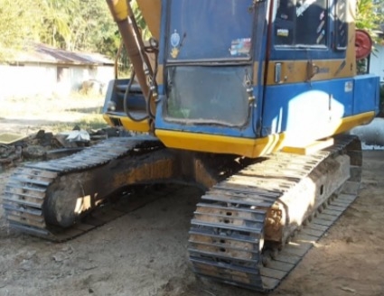 KOMATSU PC 80-3 เครื่องยนต์เดิมๆปั๊มเดิมสภาพดีพร้อมทำงานได้เลยครับ ภายในห้องเก๋งสะอาดสวย คอนโทรลยาว อุปกรณ์ภายในครบพร้อม ขับง่ายใช้งานได้เร็วดีไม่โหลดครับ ภายนอกบอดี้สวยๆ บูมอาร์มมีปะบ้างเล็กน้อยครับพร้อมใช้งานได้ดี ช่วงล่างแน่นเต็มดี เอวแน่น โรลเลอร์ใบแท