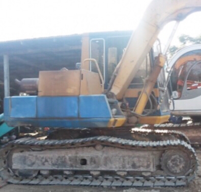 KOMATSU PC 80-3 เครื่องยนต์เดิมๆปั๊มเดิมสภาพดีพร้อมทำงานได้เลยครับ ภายในห้องเก๋งสะอาดสวย คอนโทรลยาว อุปกรณ์ภายในครบพร้อม ขับง่ายใช้งานได้เร็วดีไม่โหลดครับ ภายนอกบอดี้สวยๆ บูมอาร์มมีปะบ้างเล็กน้อยครับพร้อมใช้งานได้ดี ช่วงล่างแน่นเต็มดี เอวแน่น โรลเลอร์ใบแท