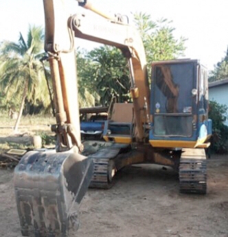 KOMATSU PC 80-3 เครื่องยนต์เดิมๆปั๊มเดิมสภาพดีพร้อมทำงานได้เลยครับ ภายในห้องเก๋งสะอาดสวย คอนโทรลยาว อุปกรณ์ภายในครบพร้อม ขับง่ายใช้งานได้เร็วดีไม่โหลดครับ ภายนอกบอดี้สวยๆ บูมอาร์มมีปะบ้างเล็กน้อยครับพร้อมใช้งานได้ดี ช่วงล่างแน่นเต็มดี เอวแน่น โรลเลอร์ใบแท