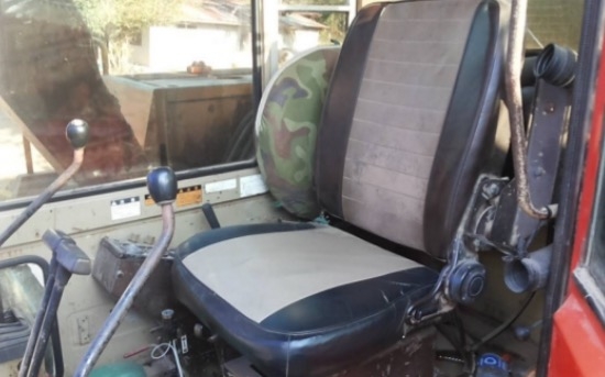 KOMATSU PC 80-3 เครื่องยนต์เดิมๆปั๊มเดิมสภาพดีพร้อมทำงานได้เลยครับ ภายในห้องเก๋งสะอาดสวย คอนโทรลยาว อุปกรณ์ภายในครบพร้อม ขับง่ายใช้งานได้เร็วดีไม่โหลดครับ ภายนอกบอดี้สวยๆ บูมอาร์มมีปะบ้างเล็กน้อยครับพร้อมใช้งานได้ดี ช่วงล่างแน่นเต็มดี เอวแน่น โรลเลอร์ใบแท