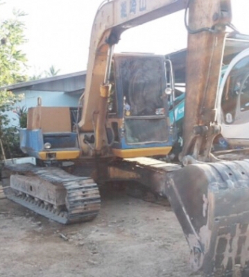 KOMATSU PC 80-3 เครื่องยนต์เดิมๆปั๊มเดิมสภาพดีพร้อมทำงานได้เลยครับ ภายในห้องเก๋งสะอาดสวย คอนโทรลยาว อุปกรณ์ภายในครบพร้อม ขับง่ายใช้งานได้เร็วดีไม่โหลดครับ ภายนอกบอดี้สวยๆ บูมอาร์มมีปะบ้างเล็กน้อยครับพร้อมใช้งานได้ดี ช่วงล่างแน่นเต็มดี เอวแน่น โรลเลอร์ใบแท