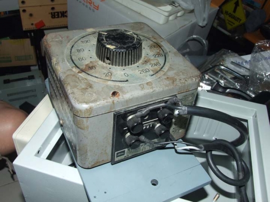 ขายหม้อแปลงปรับแรงดันไฟฟ้าแบบแกนหมุน(Variac) 0~260v ของ Toshiba Japan