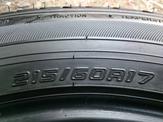 ขายยาง  DUNLOP LM704 215/60R17 ยางสัปดาห์ที่40ปี14  ดอกยางหนาสดนิ่มเท่ากันไม่แตกลายไม่ร้าวสวยๆ จำนวน 1 ชุด