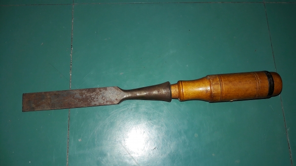 ขายสิ่วบ้องฉลามสามดาวหายากด้ามไม้ขนาด5/8"Made in Sweden. ขายสิ่วบ้องฉลามสามดาวหายากด้ามไม้ขนาด5/8"Made in Sweden.