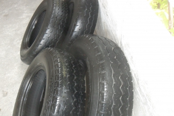 ยาง DUNLOP 195R15ปี13 สวยๆ 4 เส้น ราคา 2200 บาท