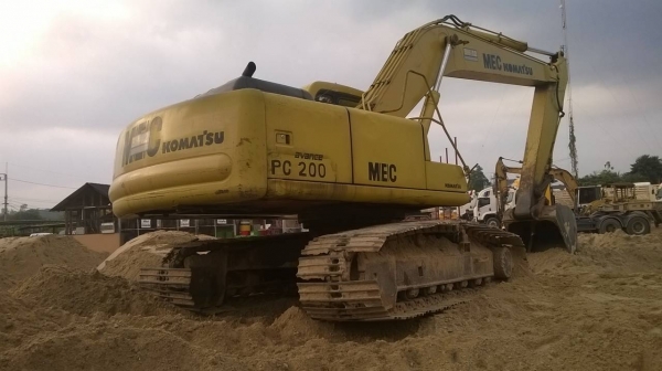 ขายรถแบคโฮ KOMATSU PC200-6 เอกสารเล่มทะเบียน ระบบไฟเต็ม ราคา 900000