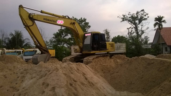 ขายรถแบคโฮ KOMATSU PC200-6 เอกสารเล่มทะเบียน ระบบไฟเต็ม ราคา 900000