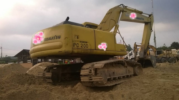ขายรถแบคโฮ KOMATSU PC200-6 เอกสารเล่มทะเบียน ระบบไฟเต็ม ราคา 900000