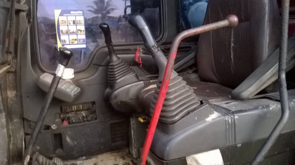 ขายรถแบคโฮ KOMATSU PC200-6 เอกสารเล่มทะเบียน ระบบไฟเต็ม ราคา 900000