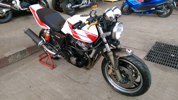 ขายคับ HONDA CB400 ปี98 เวอร์ชั่นSไมล์แดง แต่งแนวสปอร์ต  ชุดแผงคอcbr900 ท้ายเทค3 ท่อแต่ง ปอกมือrizoma มือเบรคปรับระดับ  กระจกปลายแฮน ปั๊มบนแต่ง กันล้ม ไฟเลี้ยวแต่ง ไฟหน้าตาเพชร ยางหน้าหลังเต็ม อินวอยส์ สรรพสามิตร ราคา 72500 บาท ส่งได้ทั่วไทยคับ  สนใจติดต่